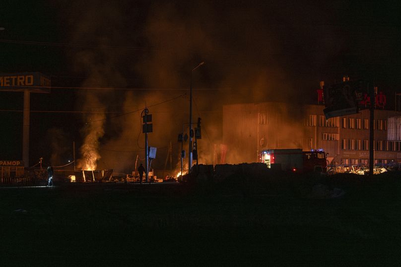 Les secouristes éteignent l'incendie sur le site d'une attaque de drone russe à Kharkiv