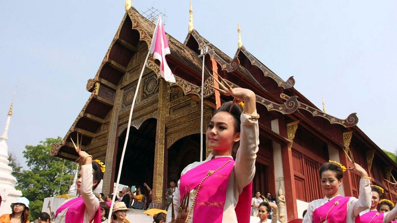 Des danseurs thaïlandais exécutent une danse classique en groupe lors du festival Songkran au temple Phra Singha dans la province de Chiang Mai, 2014.