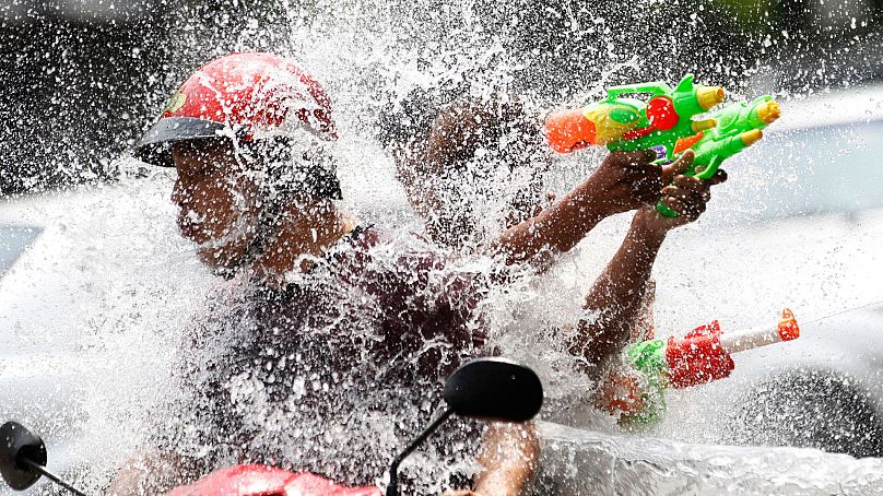 Les accidents de la route sont fréquents à Songkran.