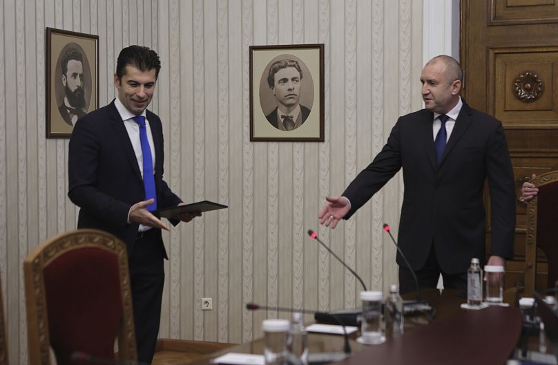 Kiril Petkov, à gauche, co-leader du parti Nous poursuivons le changement, reçoit un mandat pour former un nouveau gouvernement du président bulgare Rumen Radev,