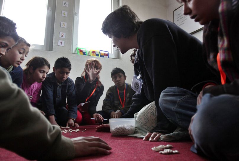 Une enfant rom du Kosovo répond à son professeur dans le centre d'apprentissage improvisé de la communauté minoritaire de la ville de Kosovo Polje, avril 2011.