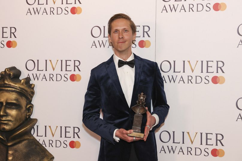 Will Close, lauréat du prix du meilleur acteur dans un second rôle pour "Chère Angleterre" pose pour les photographes dans la chambre du lauréat lors des Olivier Awards le 14 avril 2024.