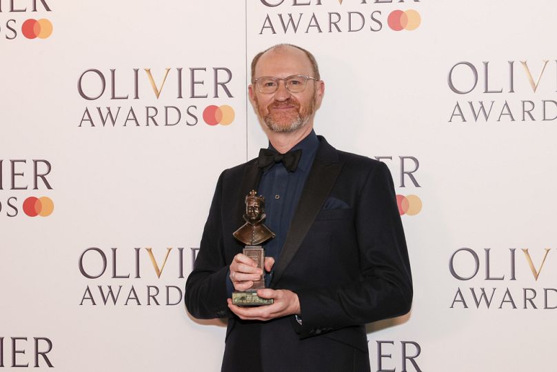 Mark Gatiss, lauréat du prix du meilleur acteur pour "Le motif et le signal"pose pour les photographes dans la chambre du lauréat lors de la remise des Olivier Awards le dimanche 14 avril 2024