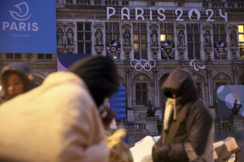 Des migrants debout devant l'Hôtel de Ville de Paris, le mercredi 3 avril 2024.