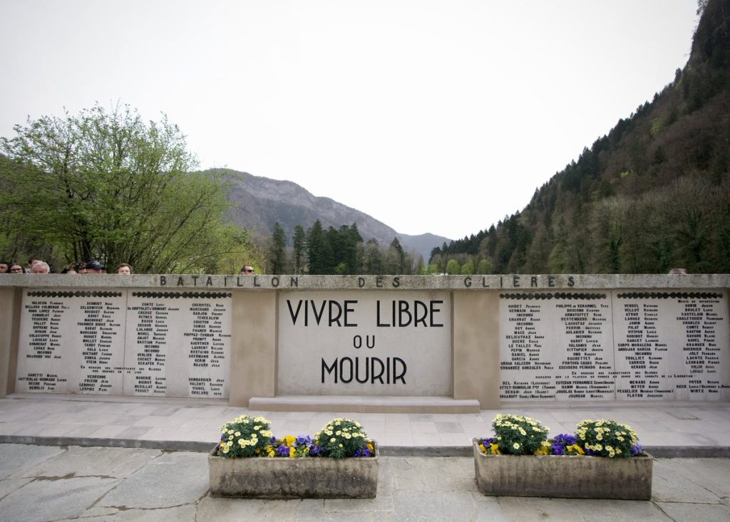 « Vivre libre ou mourir » Voilà les mots que répétait Tom Morel, debout devant ses murailles de montagnes et de sapins, face aux visages sans âge et sans ombre de ceux qui l’avaient rejoint, de tous les horizons, pour devenir avec lui des frères, fils de la même liberté.… x.com/i/web/status/1…