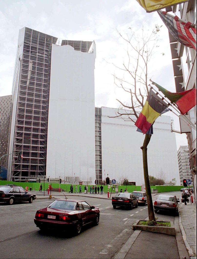 Le bâtiment Berlaymont de la Commission européenne est partiellement enveloppé de feuilles de plastique en vue de désamianter, à Bruxelles, novembre 1995.