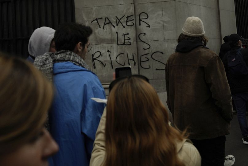 Des manifestants défilent lors d’un rassemblement contre la réforme des retraites à Paris, avril 2023