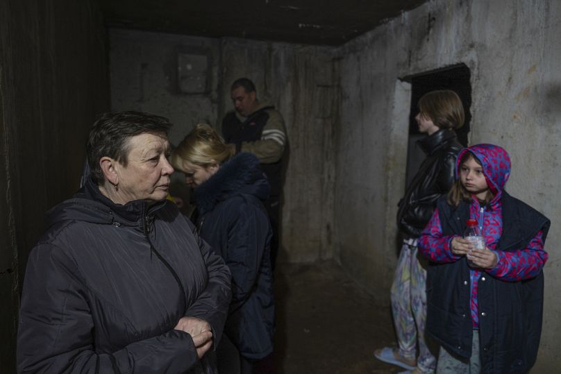 Kateryna Volodymyrivna, 68 ans, se cache dans le sous-sol pendant l'alarme aérienne après l'attaque russe à Kharkiv