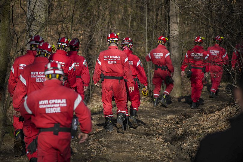 Une équipe de secours de la police serbe fouille une forêt près de Bor, en Serbie, le vendredi 29 mars 2024.