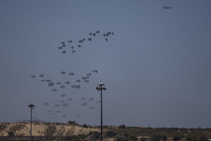 Un avion largue de l'aide humanitaire au-dessus du nord de la bande de Gaza, vu du sud d'Israël