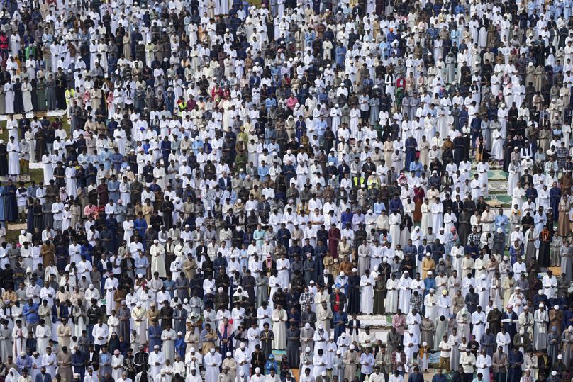 Des fidèles musulmans offrent des prières de l'Aïd al-Fitr pour marquer la fin du Ramadan, le mois sacré du jeûne islamique, à Nairobi, au Kenya, mercredi 20 avril.  10, 2024.