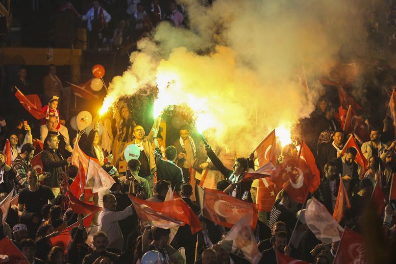 Des partisans du Parti républicain du peuple, ou CHP, se rassemblent devant l'hôtel de ville d'Ankara, le dimanche 31 mars 2024.