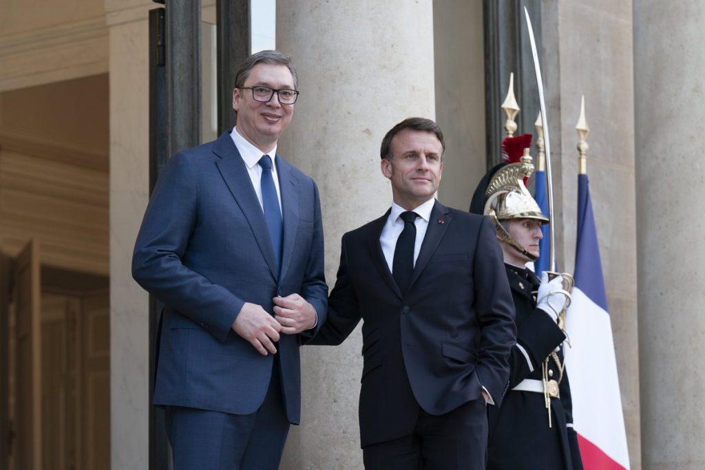 La France est attachée à l’avenir européen de la Serbie, un avenir qui s’écrit dès maintenant. Француска је посвећена европској будућности Србије, будућности која се сада пише.