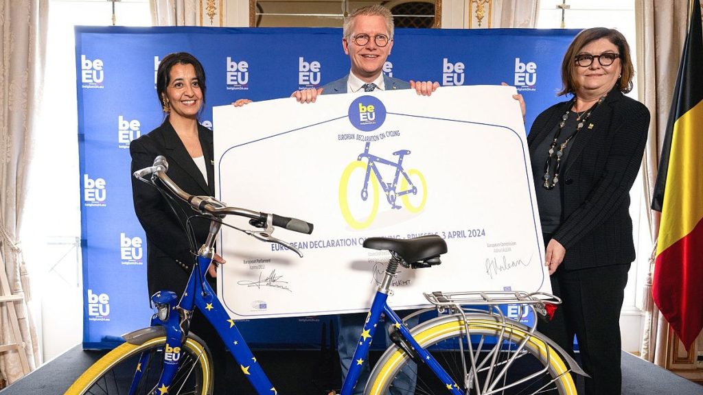 From left to right: MEP Karima Delli, transport committee chair, Belgian deputy PM Georges Gilkinet, EU transport commissioner Adina Valean.