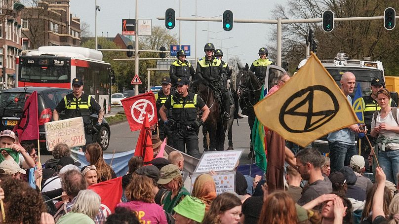 XR affirme que la forte présence policière de samedi n'était pas nécessaire pour sa manifestation pacifique contre les 39 à 46 milliards d'euros destinés aux subventions annuelles aux énergies fossiles aux Pays-Bas.