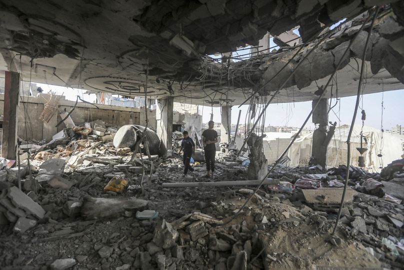 Des Palestiniens se tiennent dans les ruines de la maison de la famille Chahine, après une frappe israélienne nocturne à Rafah, dans le sud de la bande de Gaza, le vendredi 3 mai 2024.