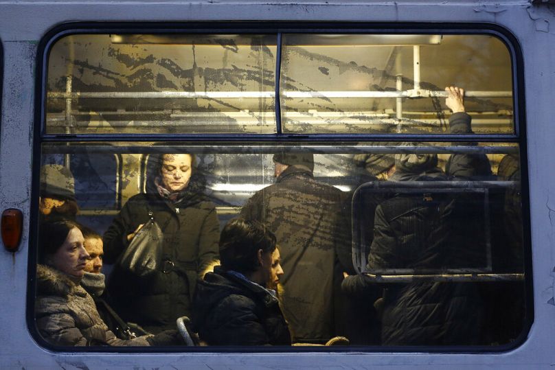 Des gens montent dans un tramway aux heures de pointe à Sarajevo, décembre 2016