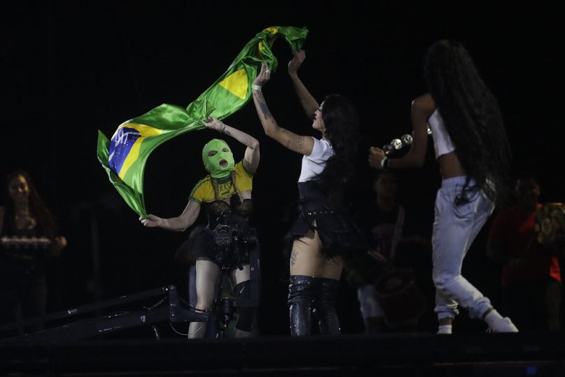 Madonna, à gauche, portant un masque, a été rejointe par le chanteur brésilien Pabllo Vittar sur scène pour The Celebration Tour, à Rio de Janeiro.