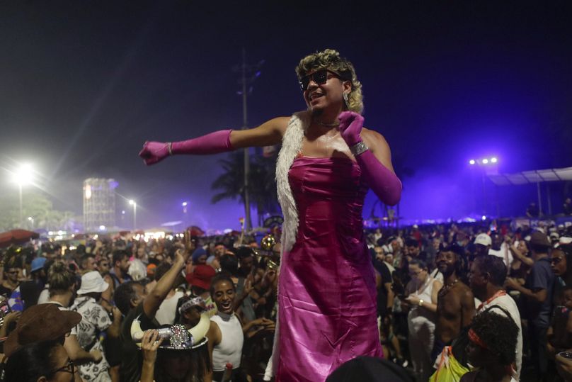 Un fan de Madonna danse en attendant le début du spectacle de Madonna, portant un costume inspiré de son clip pour "Fille matérialiste."