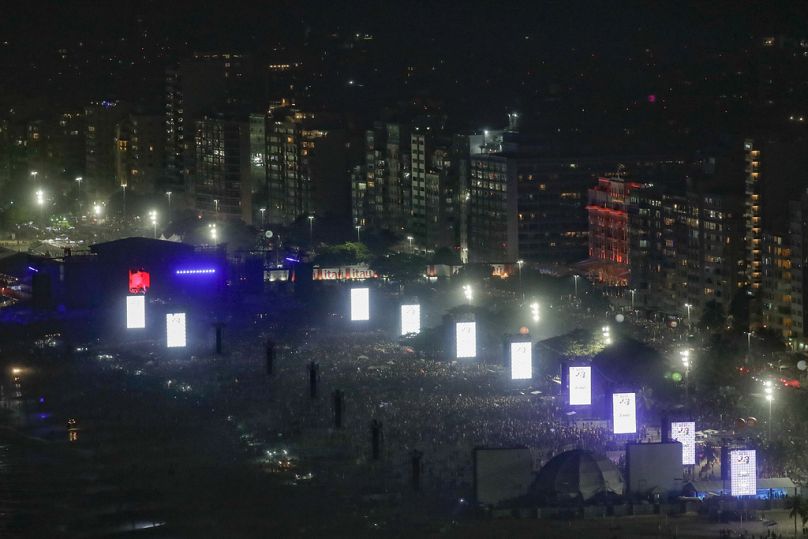 Une foule de gens a envahi le sable de la plage de Copacabana.  On estime que 1,6 million de personnes ont assisté au spectacle.