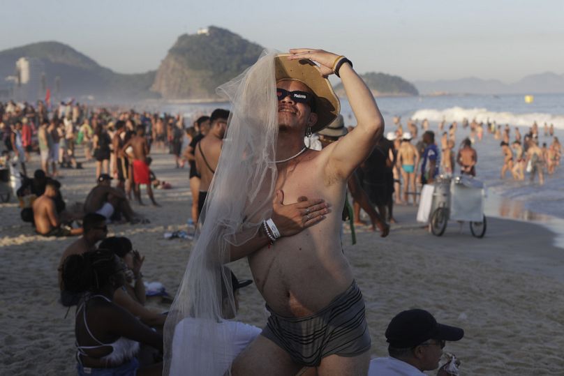 L'ambiance était impeccable sur la plage de Copacabana avant le show de Madonna - avec des fans bien habillés et passant un bon moment.