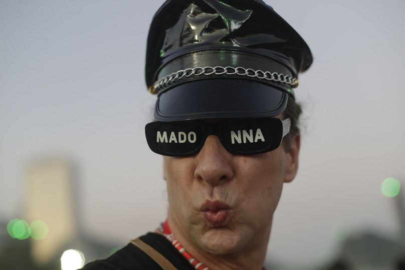 Une fan portant des lunettes de soleil de Madonna sur la plage de Copacabana avant son spectacle samedi.
