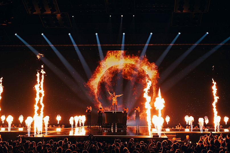 Nutsa Buzaladze, de Géorgie, danse au milieu du feu en interprétant son « pompier » ;  lors de la deuxième demi-finale de l'Eurovision