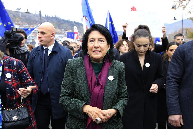 La présidente géorgienne Salomé Zourabichvili, au centre