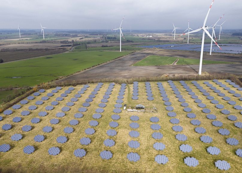 Des panneaux solaires se trouvent en bordure d’un parc éolien à Sprakebuell, mars 2024