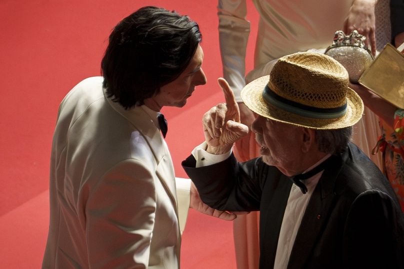 Adam Driver, à gauche, s'entretient avec le réalisateur Francis Ford Coppola alors qu'ils quittent la première du film 