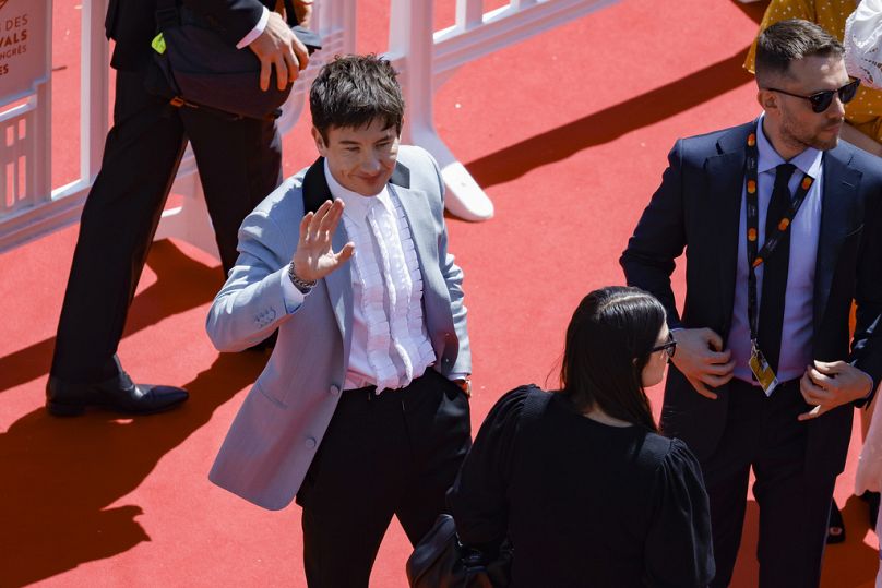 Barry Keoghan salue les fans à leur arrivée à la première du film 