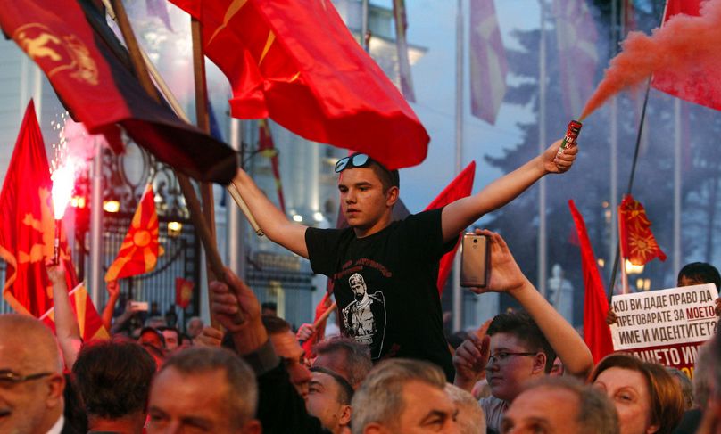 Des personnes manifestent lors d'une manifestation organisée par le VMRO-DPMNE devant le bâtiment du gouvernement à Skopje, juin 2018.