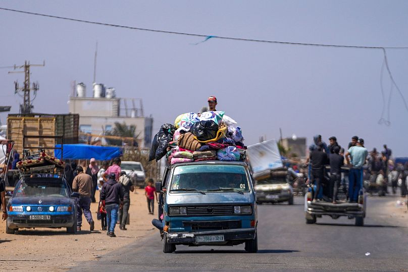 Des Palestiniens déplacés arrivent dans le centre de Gaza après avoir fui la ville de Rafah, dans le sud de Gaza, à Deir al Balah, dans la bande de Gaza, le jeudi 9 mai 2024.