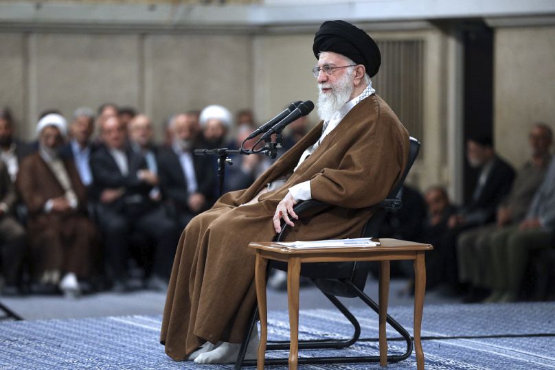 Le guide suprême, l'ayatollah Ali Khamenei, assiste à une réunion avec un groupe d'enseignants à Téhéran, en Iran, le mercredi 1er mai 2024.