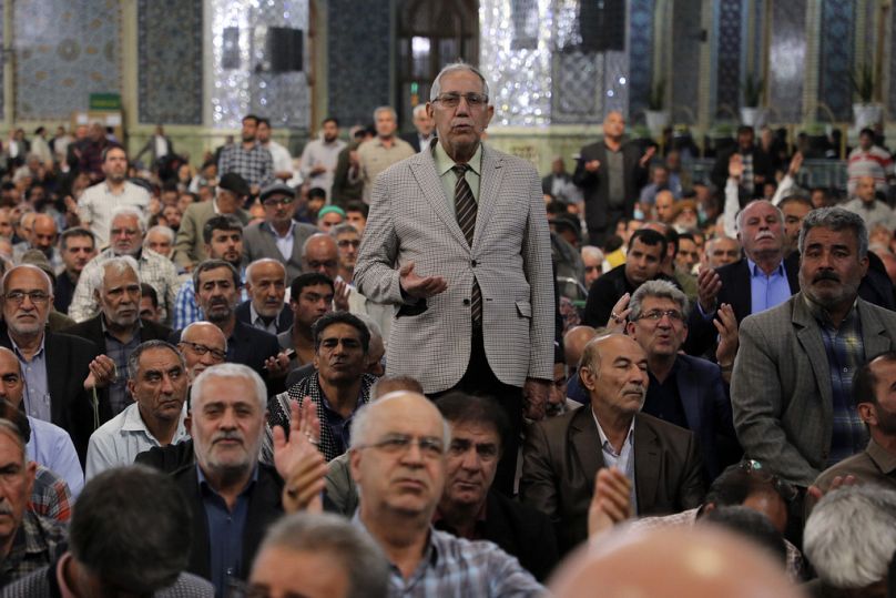 Des pèlerins prient pour le président iranien Ebrahim Raisi au sanctuaire de l'Imam Reza, dans la ville de Mashhad, le dimanche 19 mai 2024.