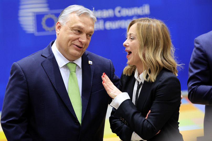 Le Premier ministre hongrois Viktor Orban, à gauche, s'entretient avec le Premier ministre italien Giorgia Meloni lors d'une table ronde lors d'un sommet de l'UE à Bruxelles, en mars 2024.