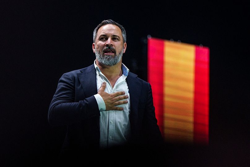 Santiago Abascal, chef du parti d'extrême droite VOX, fait des gestes alors qu'il prononce un discours sur scène lors du rassemblement du parti espagnol Vox « Europa Viva 24 » à Madrid, le 19 mai 2024.