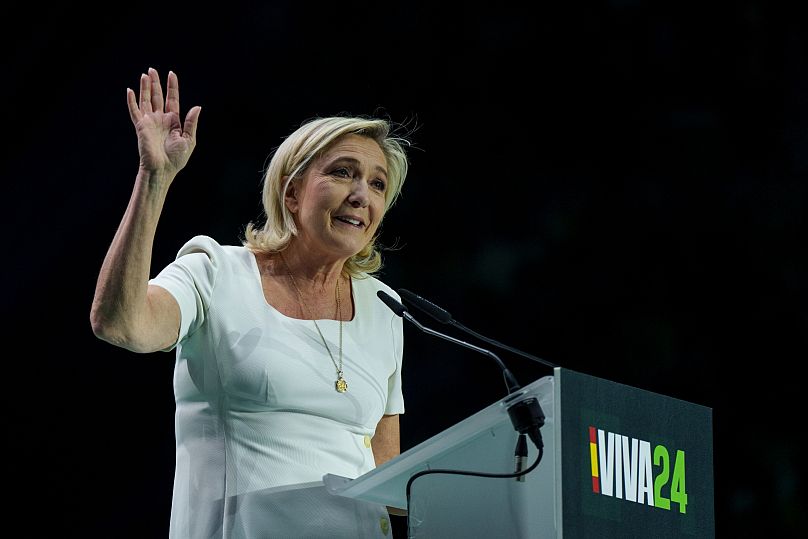 Marine Le Pen, chef du parti d'extrême droite français du Rassemblement national, prononce un discours sur scène lors du rassemblement du parti espagnol Vox « Europa Viva 24 » à Madrid, le 19 mai 2024.