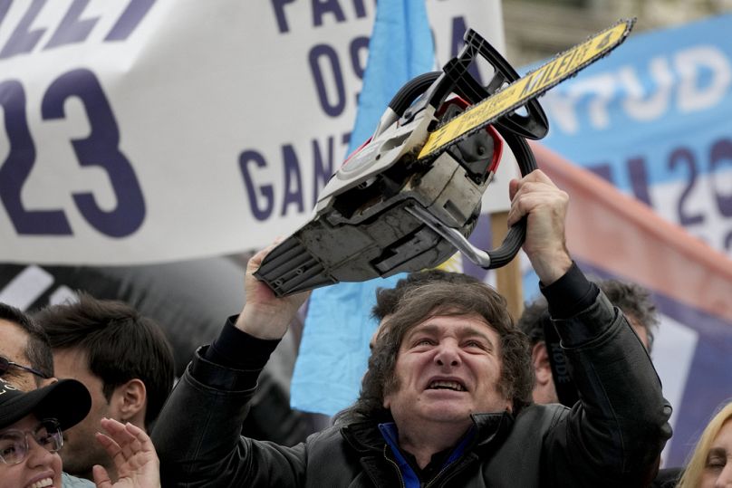 Javier Milei, candidat à la présidence de la coalition Liberty Advances, brandit une tronçonneuse lors d'un événement de campagne à La Plata, le 12 septembre 2023.