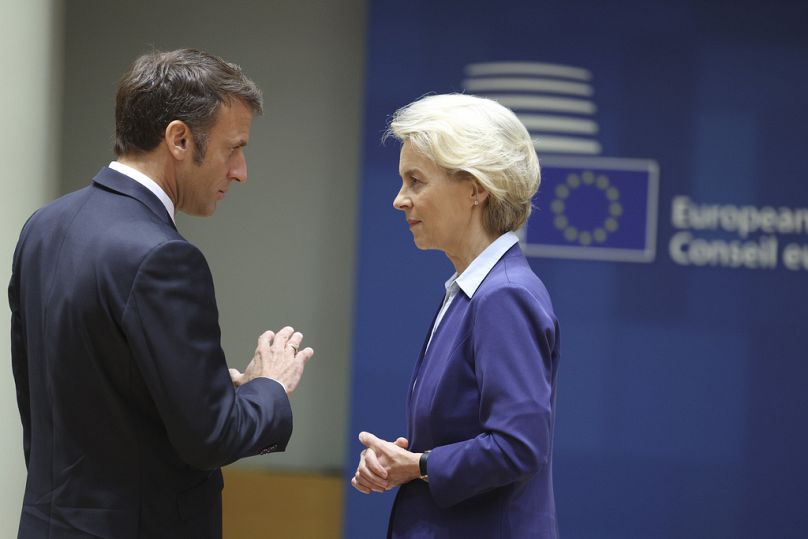 Le président français Emmanuel Macron, à gauche, s'entretient avec la présidente de la Commission européenne, Ursula von der Leyen