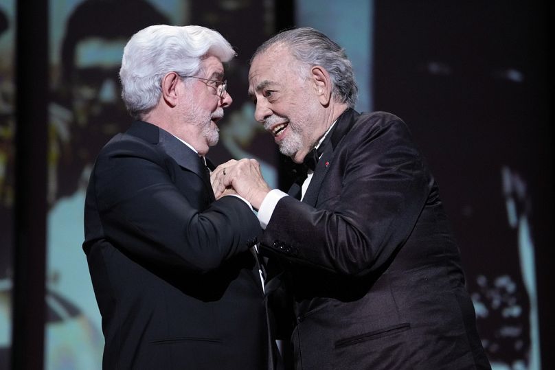 George Lucas (à gauche) reçoit une Palme d'Or d'honneur et un câlin de Francis Ford Coppola