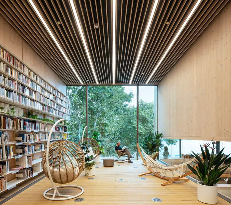 D'autres zones de la bibliothèque permettent aux visiteurs de lire et de se détendre tandis que d'autres permettent aux gens de récupérer après avoir fait de l'exercice.