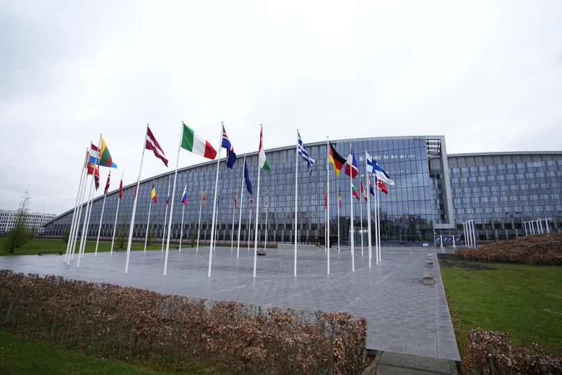 Les drapeaux des pays membres de l’OTAN flottent au vent devant le siège de l’OTAN à Bruxelles, le mercredi 3 avril 2024.