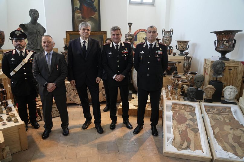 De gauche à droite : Matthieu Bogdanos ;  le sous-secrétaire du ministre italien de la Culture, Gianmarco Mazzi ;  Le général des carabiniers italiens Massimo Mennitti et Francesco Cargaro