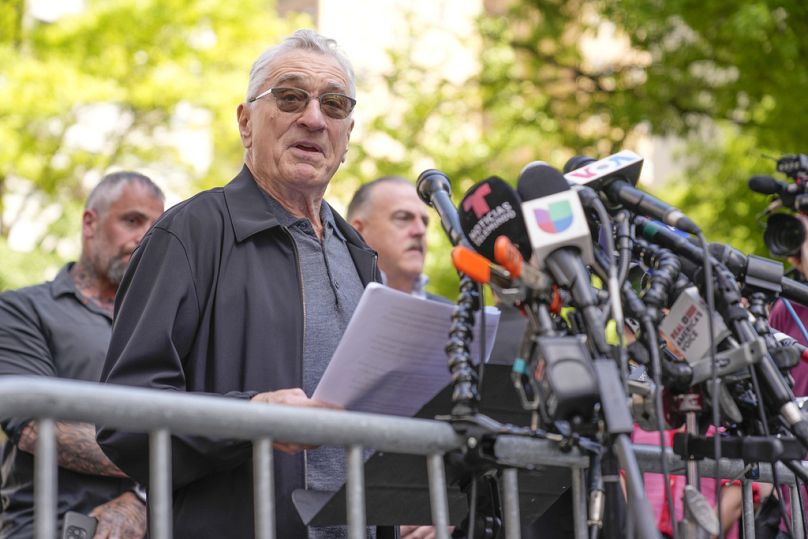 Robert De Niro s'adresse aux journalistes en soutien au président Joe Biden, en face du procès pénal de l'ancien président Donald Trump à New York.