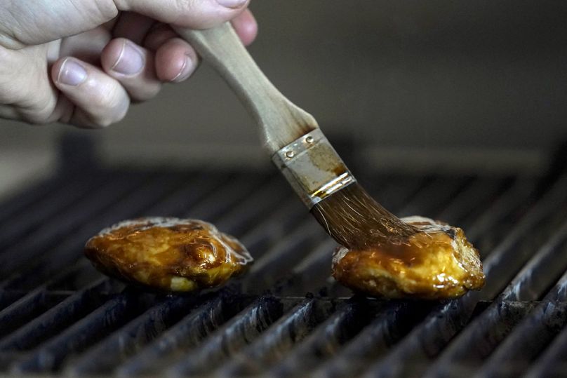 Le chef Zach Tyndall prépare le poulet cultivé de Good Meat au bureau Eat Just à Alameda, Californie, juin 2023