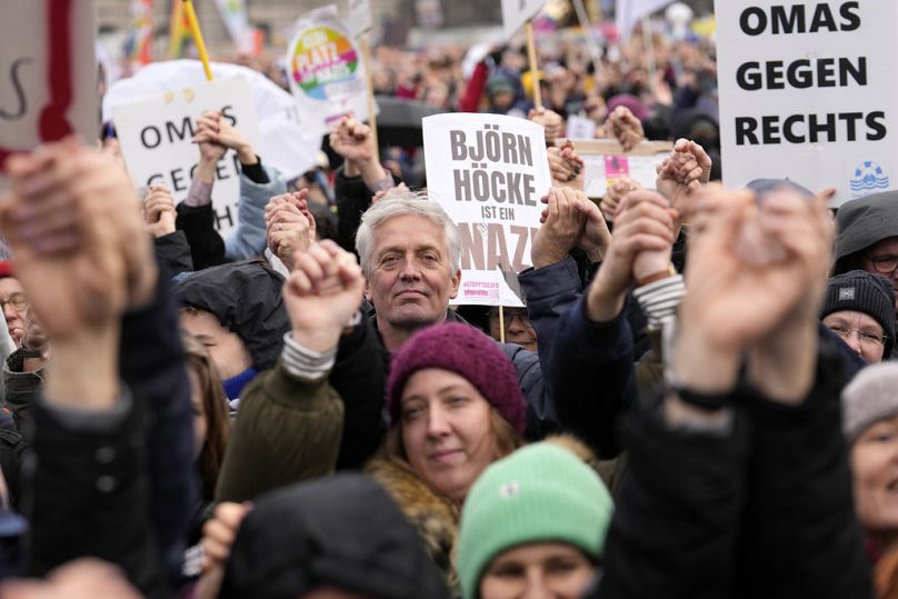 Des gens manifestent devant le Reichstag en brandissant des pancartes indiquant « Bjoern Hoecke est un nazi » lors d'une manifestation contre l'AfD et l'extrémisme de droite à Berlin, le 3 février 2024.