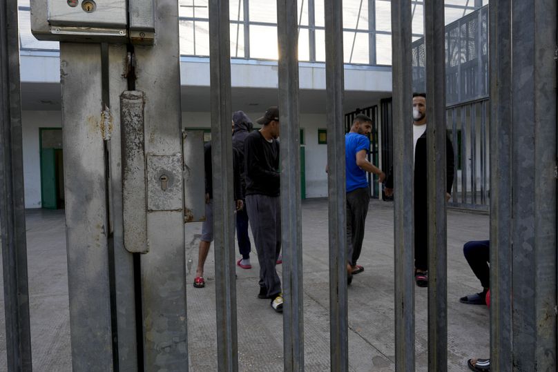 Des détenus se rassemblent dans un espace ouvert du centre Ponte Galeria, l'un des établissements créés en Italie pour accueillir les migrants avant leur rapatriement, à Rome, le 19 mars 2024.