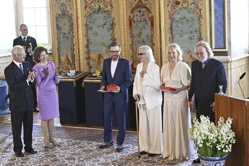 ABBA avec le roi de Suède Carl Gustaf et la reine Silvia lors d'une cérémonie au palais royal de Stockholm le 31 mai