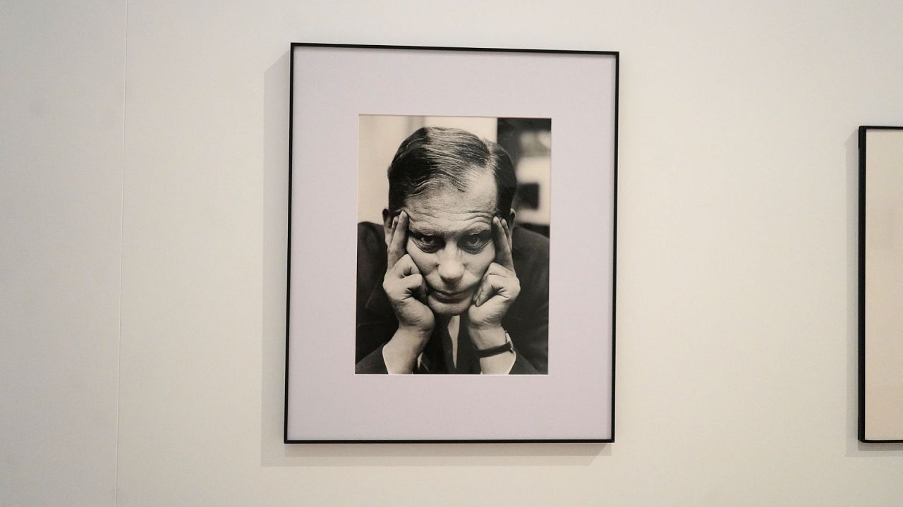 Une photo de Walter Gropius par Lucia Moholy exposée au musée Kunsthalle Praha. 